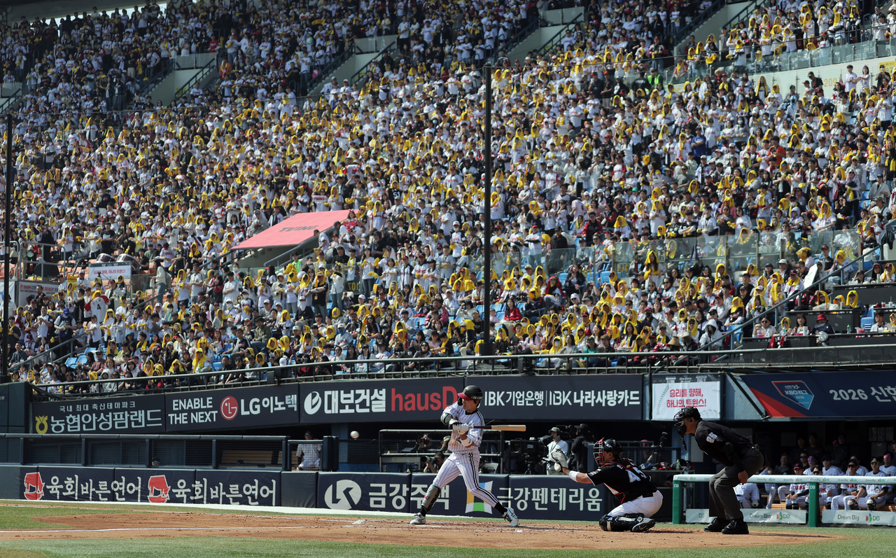 Fans attend a Korea Baseball Organization regular-season game between the home team LG Twins and the KT Wiz at Jamsil Baseball Stadium in Seoul on Saturday. (Yonhap)