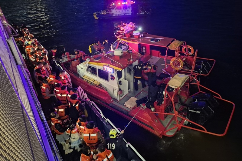 A photo shows passengers transferring to rescue boats from a cruise ship on the Han River that ran aground near Banpo Bridge at around 8:30 p.m. Saturday. (Online communities)