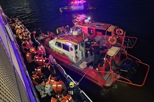 Han River cruise grounds in shallows, prompting passenger evacuation