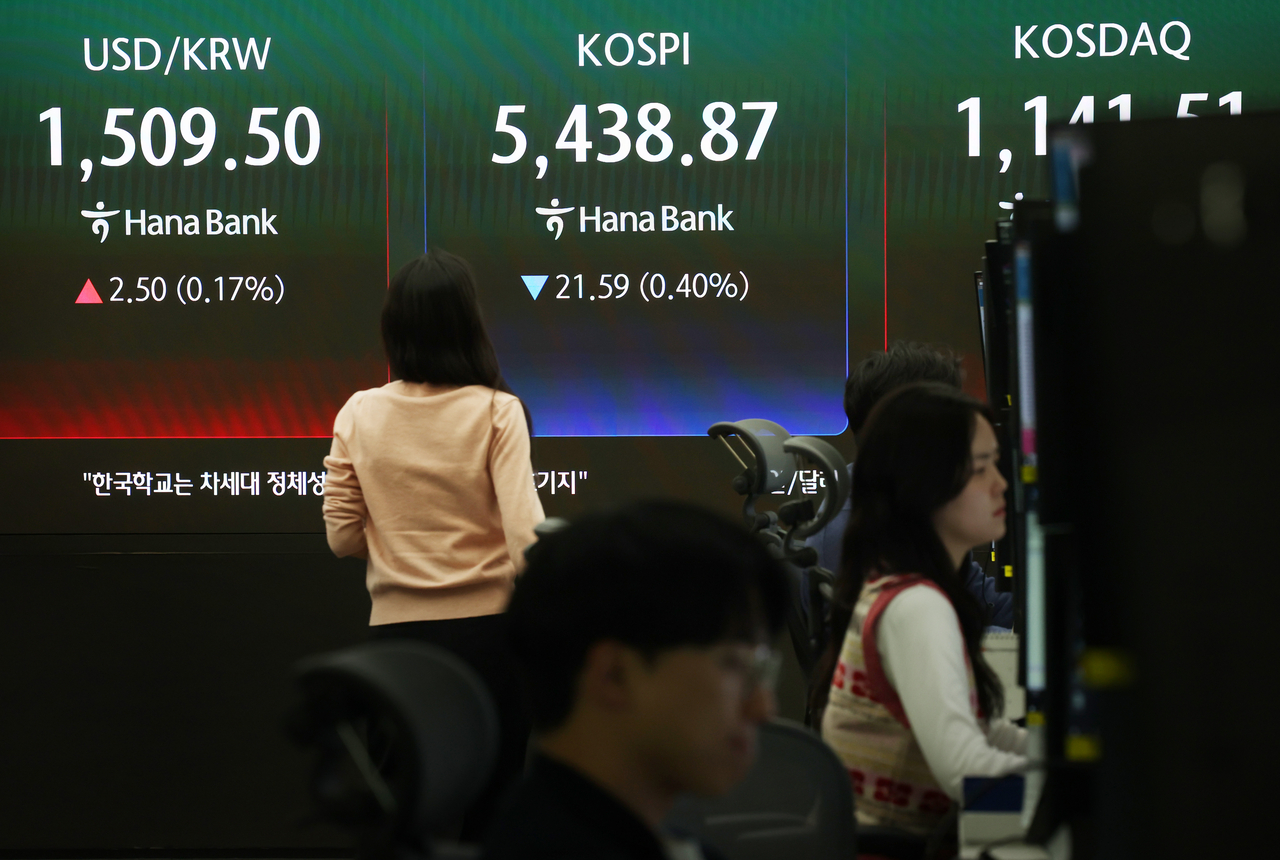 A dealing room at Hana Bank in central Seoul on Friday. (Yonhap)