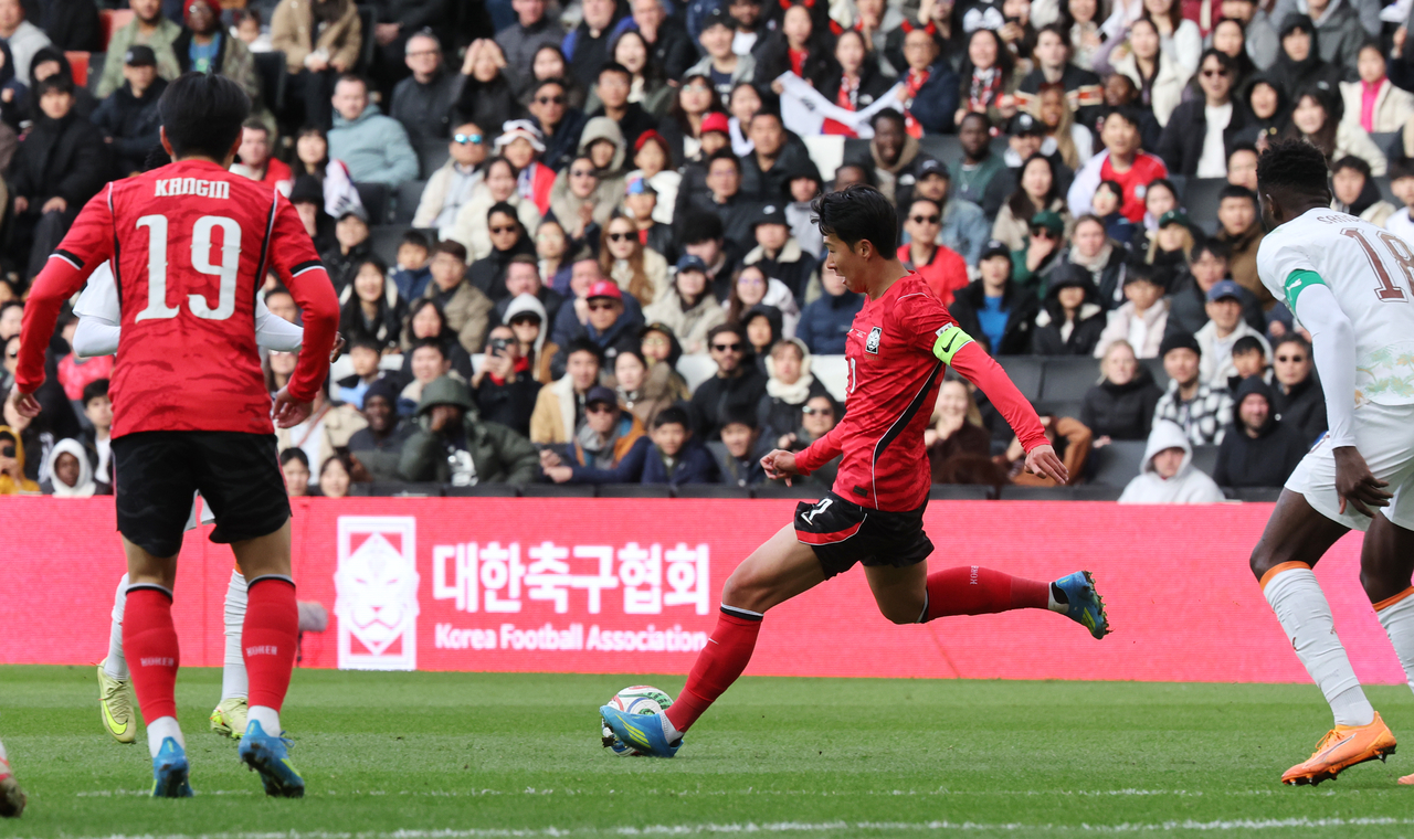 Son Heung-min of South Korea (center) kicks the ball during a friendly match at Stadium MK in Milton Keynes, England, on Saturday. (Yonhap)