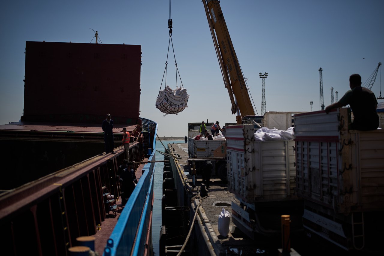 Workers offload cargo of rice from a feeder vessel into trucks at Umm Qasr Port, a deep-water port, in the city of Umm Qasr, Iraq, Friday.   AP-Yonhap
