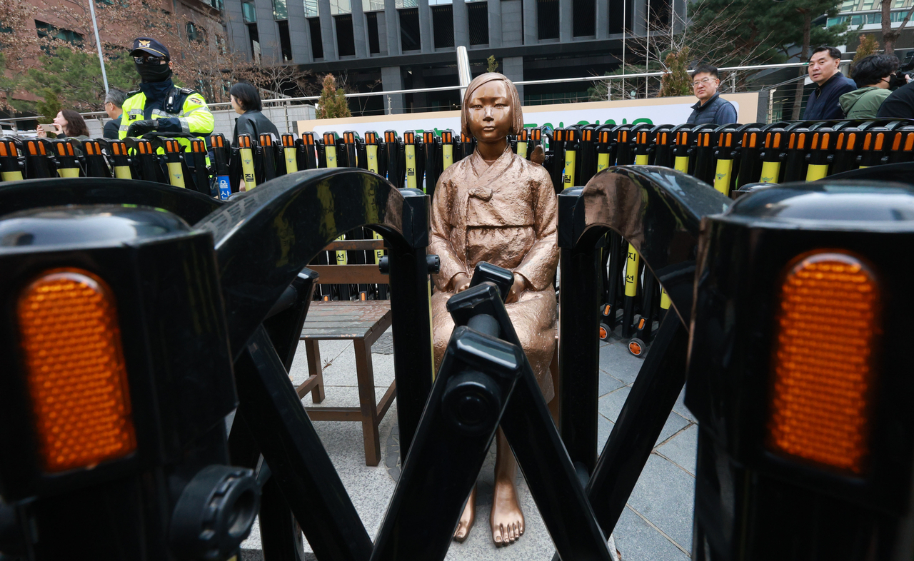 The Statue of Peace, which commemorates victims of Japan’s wartime sexual slavery, stands in front of the former Japanese Embassy in Jongno-gu, Seoul, on March 25. (Yonhap)