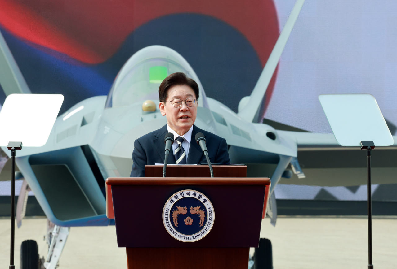 이재명 대통령이 25일 경남 사천 한국항공우주산업(KAI)에서 열린 KF-21 양산 1호기 출고식에서 격려사를 하고 있다. [청와대통신사진기자단]