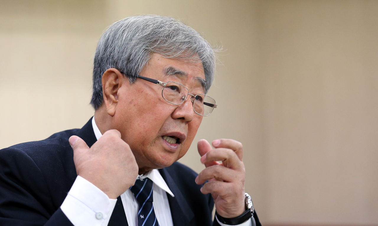 Former police officer Lee Geun-an, notorious for torturing pro-democracy activists in the 1970s and '80s, received up to 16 various awards, including state honors, but only one has been officially confirmed as revoked. (Yonhap)