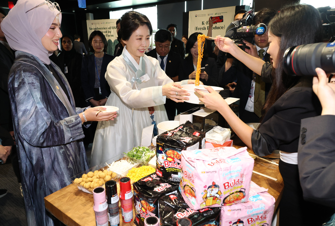 First lady Kim Hea Kyung tries Buldak spicy chicken noodles during a promotional event for halal-certified Korean food at the Korean Cultural Center in Abu Dhabi, the United Arab Emirates, November. (Yonhap)