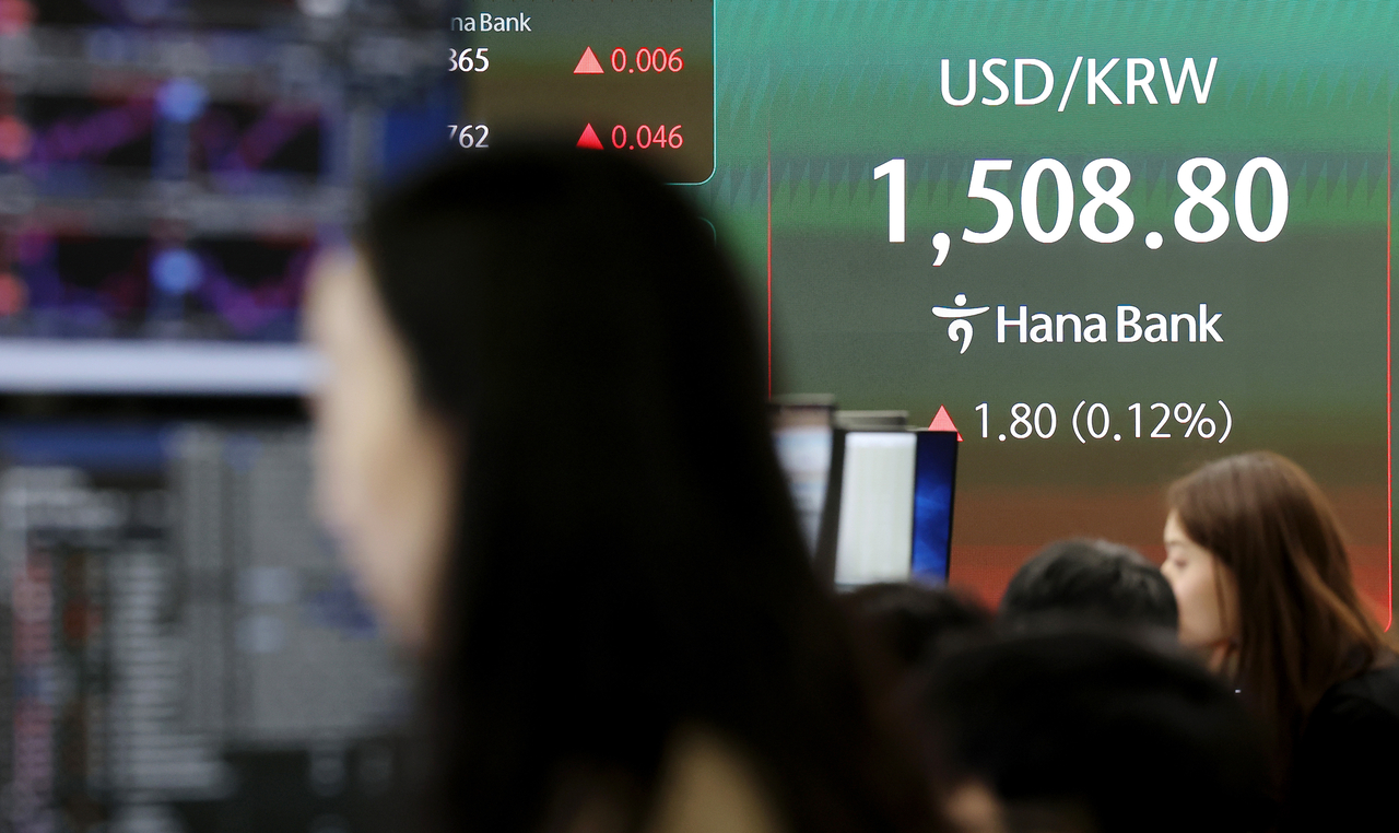 An electronic board at a Hana Bank dealing room in Seoul shows the Korean won trading up 1.8 against the US dollar at 1,508 on Friday. (Yonhap)