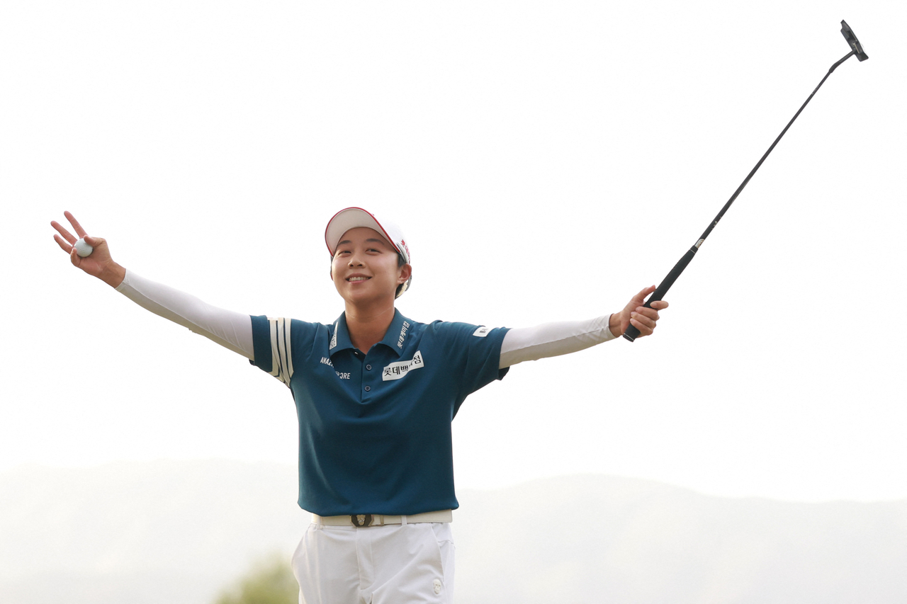 김효주가 30일 미국 애리조나주 피닉스의 월윈드 골프 클럽에서 열린 LPGA투어 포드 챔피언십에서 우승을 확정짓고 갤러리들의 환호에 답하고 있다.  [AFP]