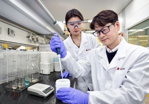 LG Chem to double chip materials business by 2030