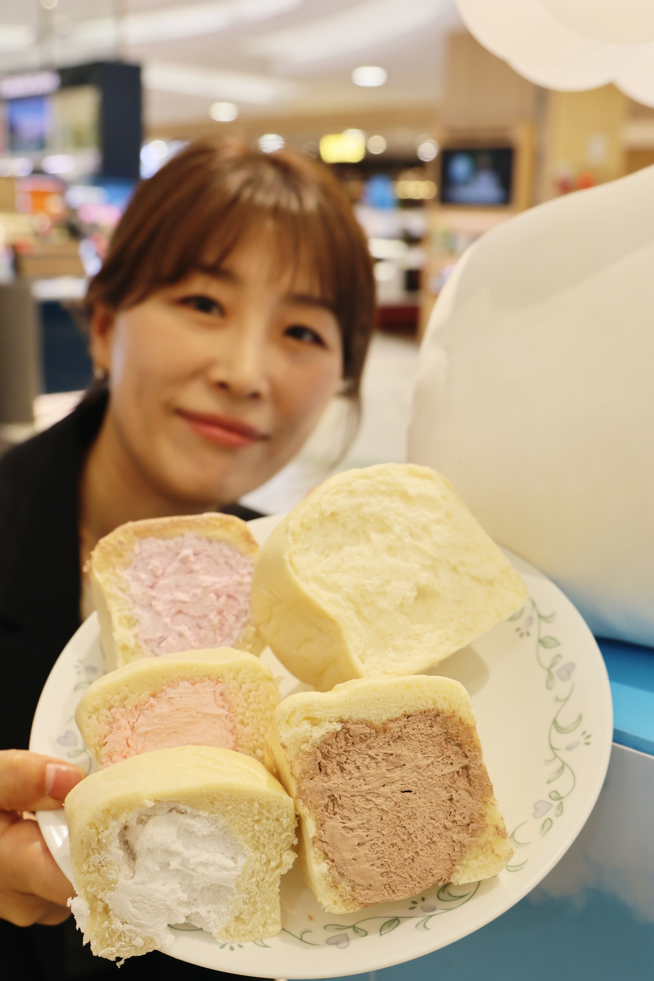 지난 27일 롯데백화점 상인점 지하 1층 ‘화전리 제빵소’ 팝업 매장에서 직원이 다양한 구름식빵을 소개하고 있다.[롯데백화점 제공]