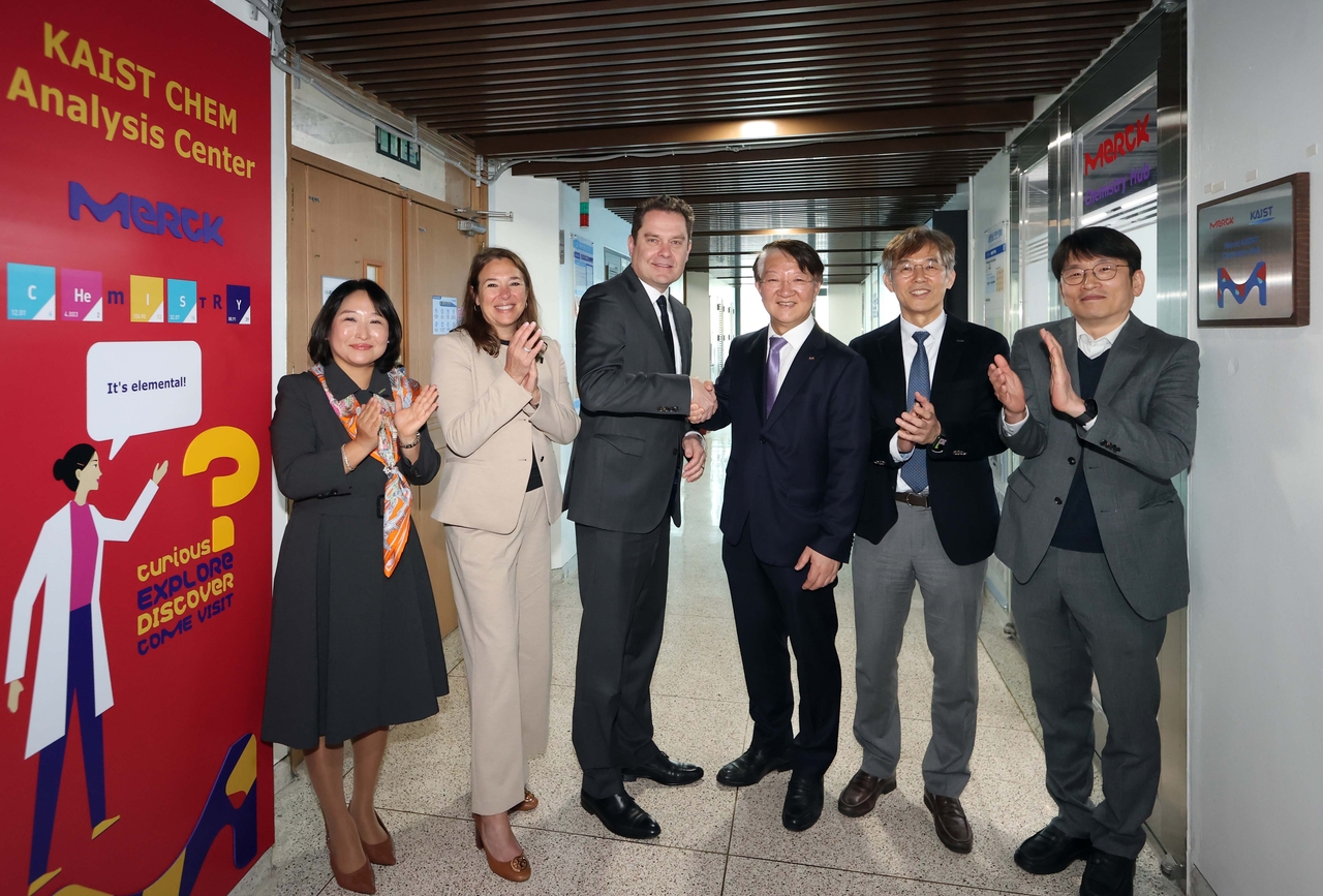 Officials from Merck Life Science and KAIST, including Merck Life Science CEO Jean-Charles Wirth (third from left), pose for a photo during the opening ceremony of the Merck Chemistry Hub at KAIST's chemistry department in Daejeon on Friday. (Merck Life Science)