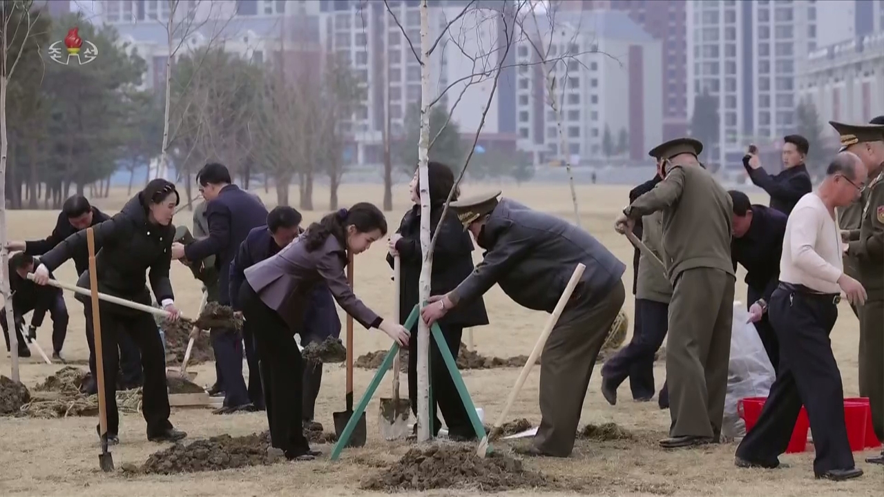 A screen capture of Korean Central Television shows, from left, Kim Yo-jong and Kim Ju-ae planting trees on March 14. (Newsis)