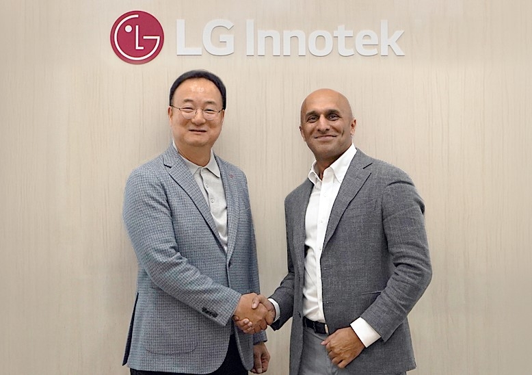LG Innotek CEO Moon Hyuk-soo (left) and Applied Intuition CEO Qasar Younis (LG Innotek)