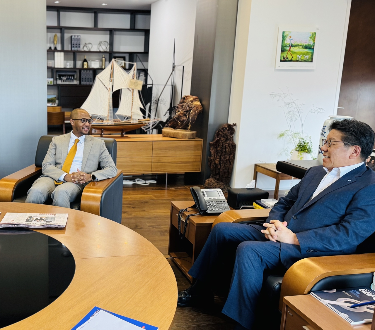 المبعوث التنزاني المنتهية ولايته لدى كوريا توجولاني إدريس مافورا (يسار) والرئيس التنفيذي لمجموعة هيرالد ميديا ​​تشوي جين يونج يتحدثان في المقر الرئيسي لشركة هيرالد في وسط سيول يوم الاثنين. (سانجاي كومار / كوريا هيرالد)