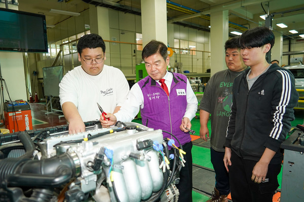 Dongdaemun-gu Mayor Lee Pil-hyung (second from left) tours the Seoul Semiconductor High School campus with students in 2024. (Dongdaemun-gu District Office)