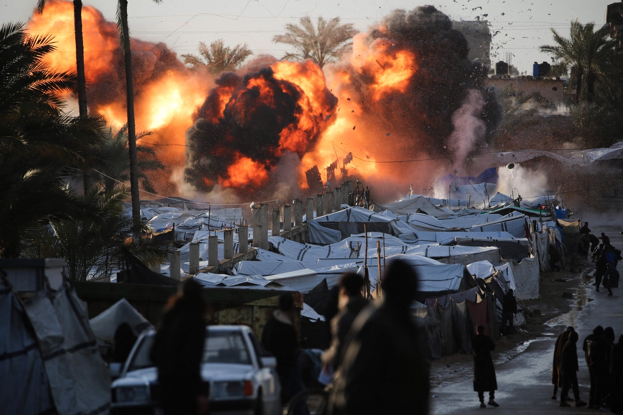 A fireball erupts following an Israeli strike near a tent encampment in the Gaza Strip, Wednesday. (AFP-Yonhap)