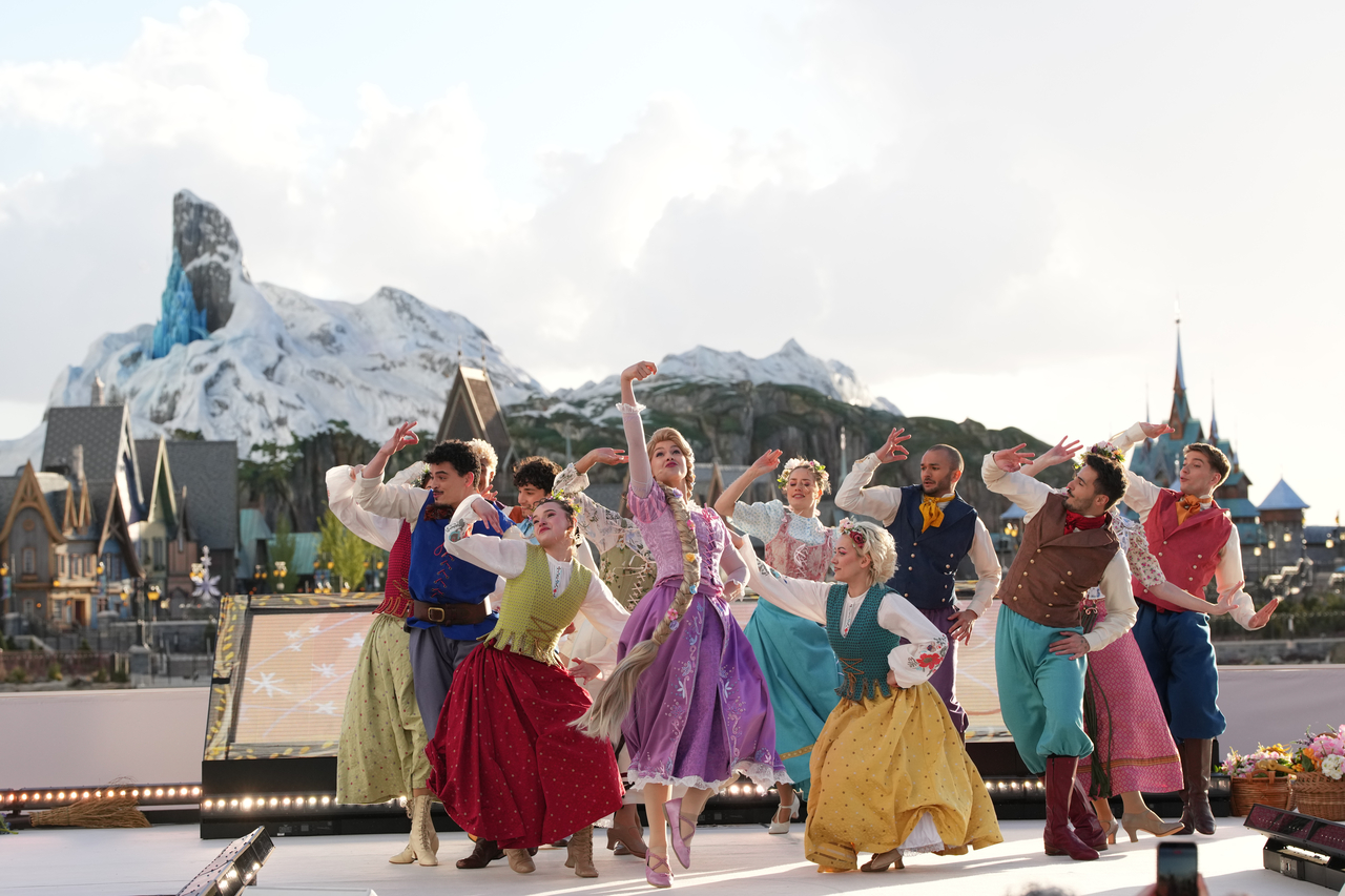 Dancers perform during the inauguration of Disney Adventure World and World Of Frozen at Disneyland Paris, in Marne-la-Vallee, east of Paris, Saturday.   (AP-Yonhap)