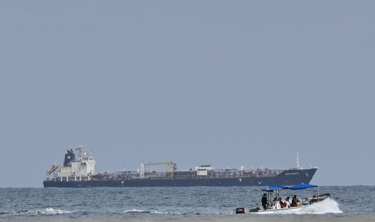 The crude oil tanker Sea Horse, flag of Hong Kong and carrying about 200,000 barrels of Russia-origin fuel originally bound for Cuba,  is seen at the coast of Puerto Cabello, Venezuela, Sunday. (AFP-Yonhap)