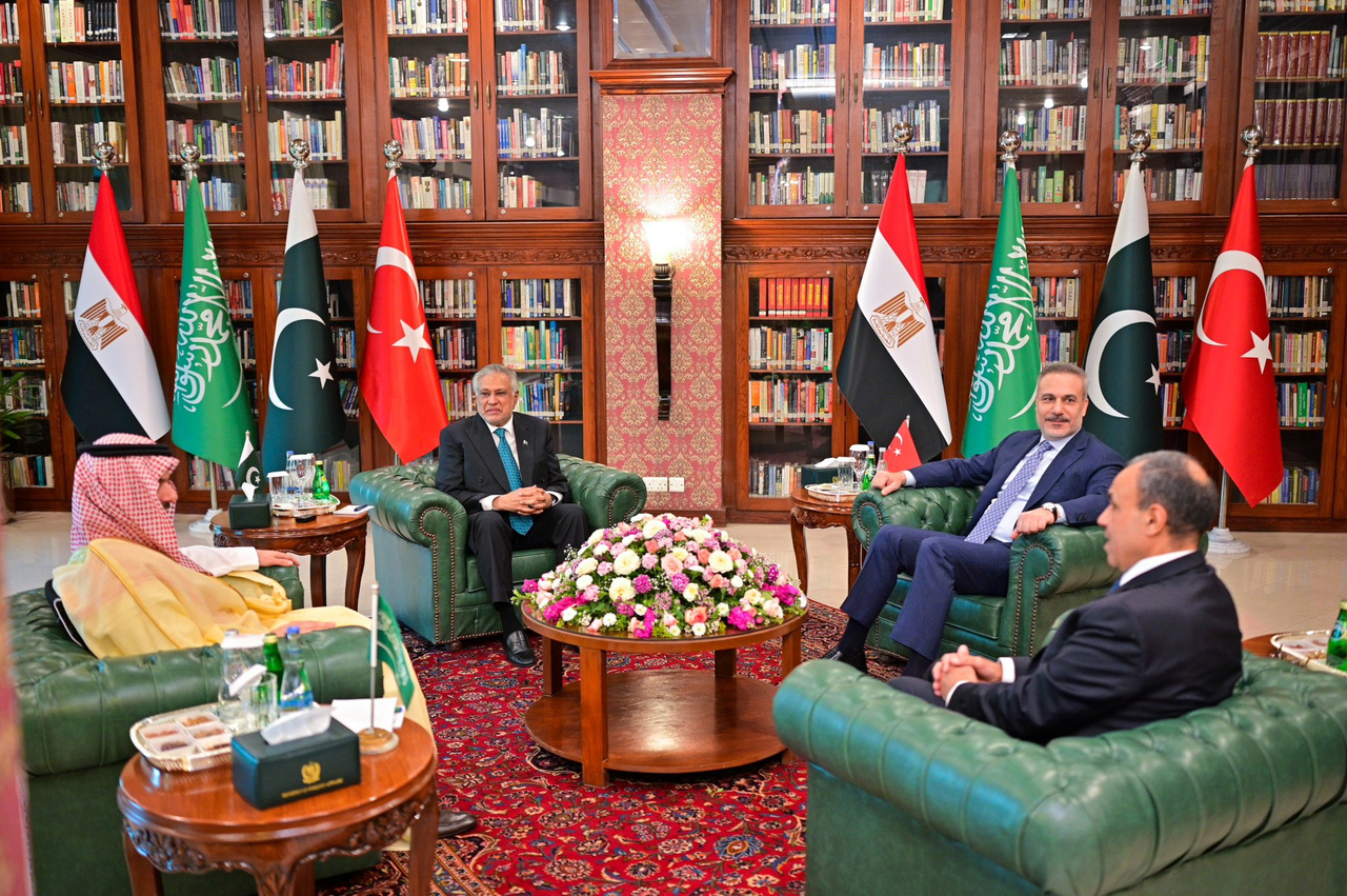 Saudi Foreign Minister Faisal bin Farhan Al Saud (left), Pakistan's Deputy Prime Minister and Foreign Minister Mohammad Ishaq Dar (second from left), Turkish Foreign Minister Hakan Fidan (second from right) and Egyptian Foreign Minister Badr Abdelatty hold a meeting in Islamabad, Sunday. (Xinhua-Yonhap)