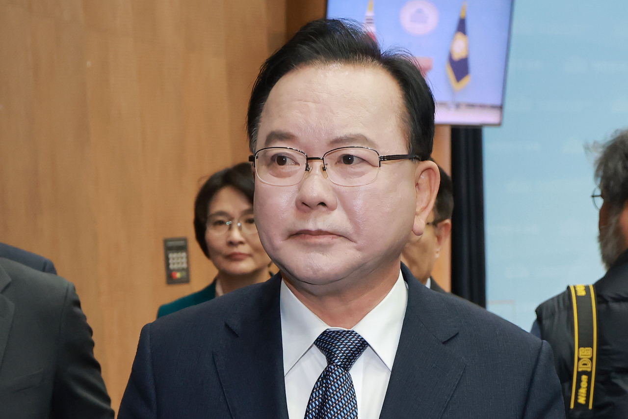Former Prime Minister Kim Boo-kyum is seen during a press conference at the National Assembly on Monday. (Yonhap)