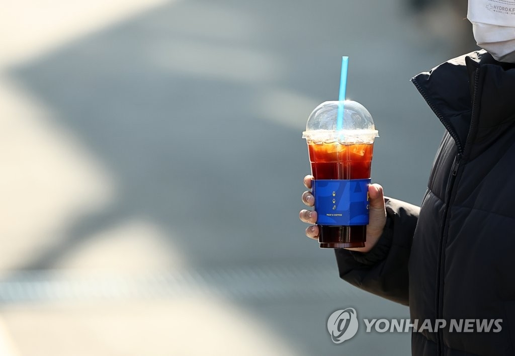 한국의 ‘얼죽아(얼어 죽어도 아이스)’ 커피 문화 [연합]