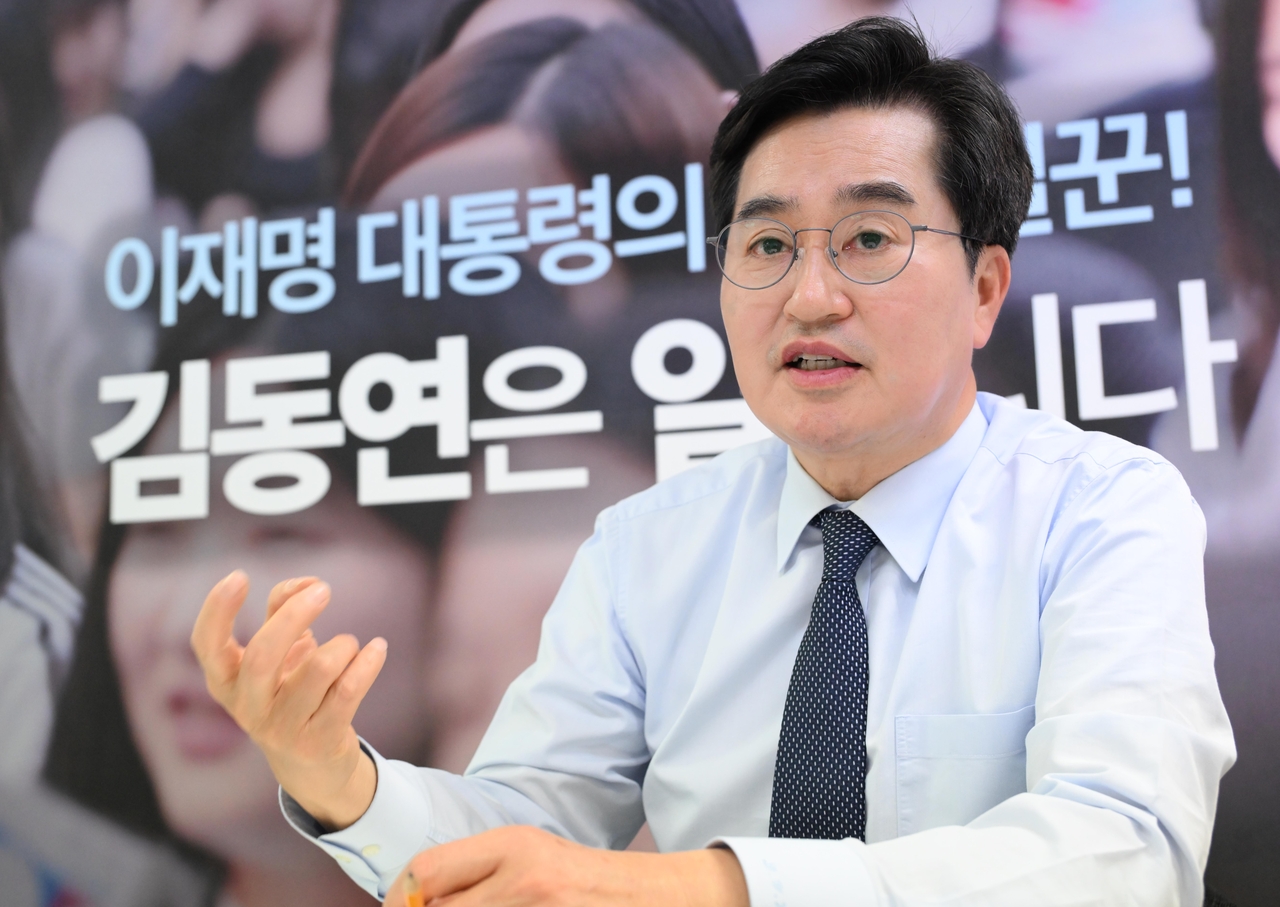 Gyeonggi Governor Kim Dong-yeon speaks during an interview with The Korea Herald at his office in Suwon, March 26. (Lee Sang-sub/The Korea Herald)