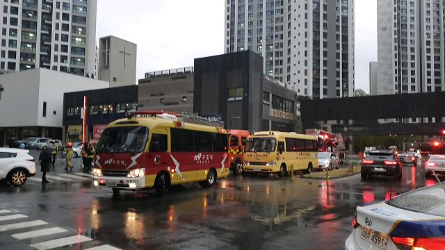 Police and fire authorities arrive at an apartment complex in Gangdong-gu, Seoul, in 2021 after receiving a false call claiming to have planted a bomb in one of the apartments. (Herald DB)