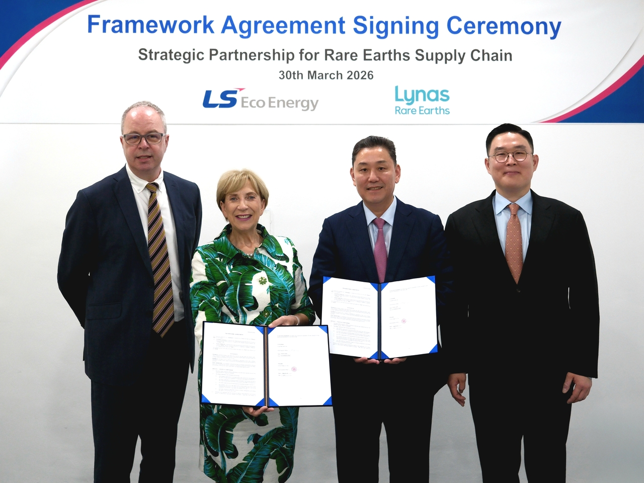 From right: LS Cable & System CEO Koo Bon-kyu, LS Eco Energy CEO Lee Sang-ho, Lynas Rare Earths CEO Amanda Lacaze and Chris Jenney, vice president of the sales and market development division at Lynas Rare Earths, pose for a photo at a signing ceremony for a rare earth supply chain partnership held at the Singapore branch of LS Cable & System on Monday. (LS Eco Energy)
