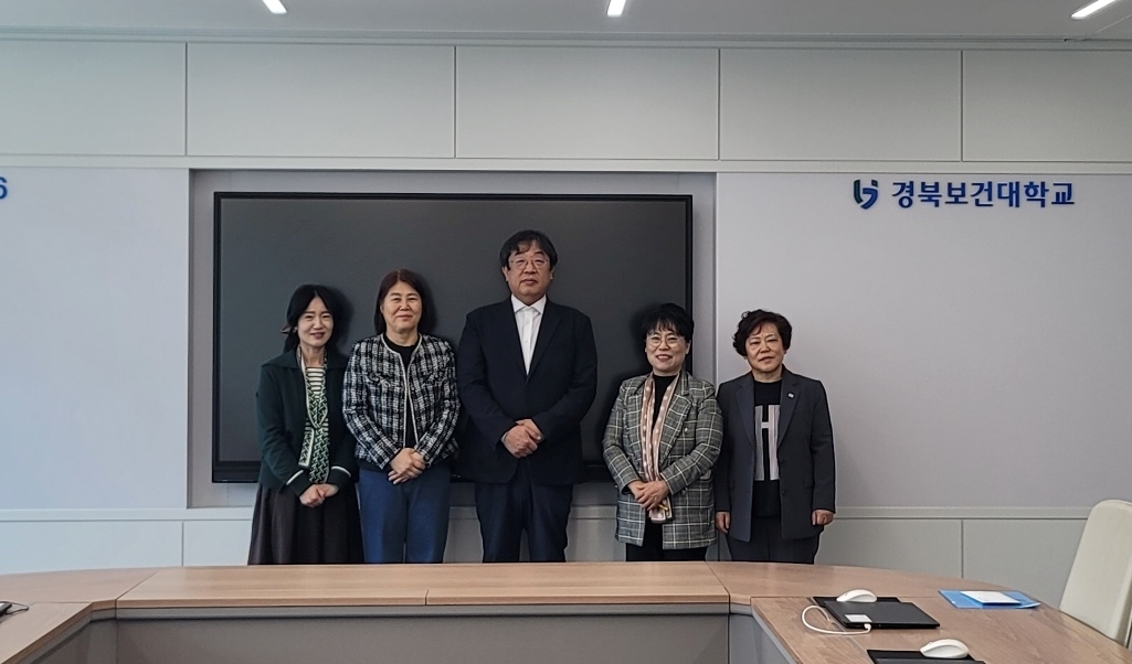 경북보건대 개교 70주년 발전기금 전달식 모습. 장순정 팀장(왼쪽부터), 조현숙 한국재가장기요양기관협회 김천지회 고문, 이은직 경북보건대 총장, 박소현 국제행복교육원 원장, 현점숙 한국재가장기요양기관협회 김천지회 이사.[경북보건대 제공]
