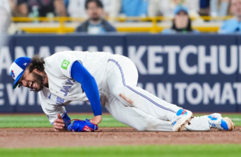 토론토 블루제이스 투수 코디 폰스가 23일 토론토 로저스센터에서 열린 콜로라도 로키스와의 경기에서 3회말 부상으로 땅바닥에 쓰러졌다. (AFP-연합)