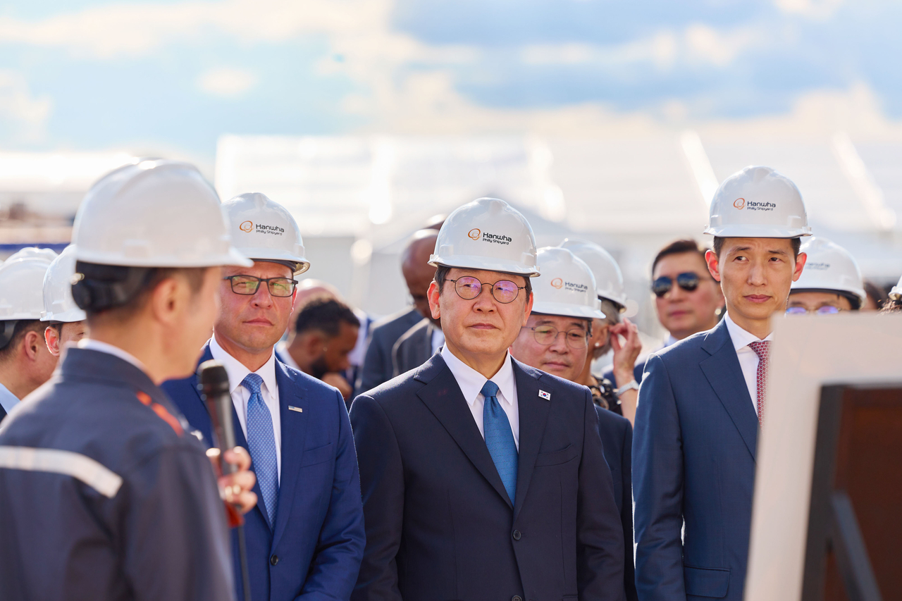 President Lee Jae Myung visits Hanwha Philly Shipyard in Philadelphia on Aug. 26, 2025, where he toured the facility with Hanwha Group Vice Chairman Kim Dong-kwan and Pennsylvania Governor Josh Shapiro. (Cheong Wa Dae)