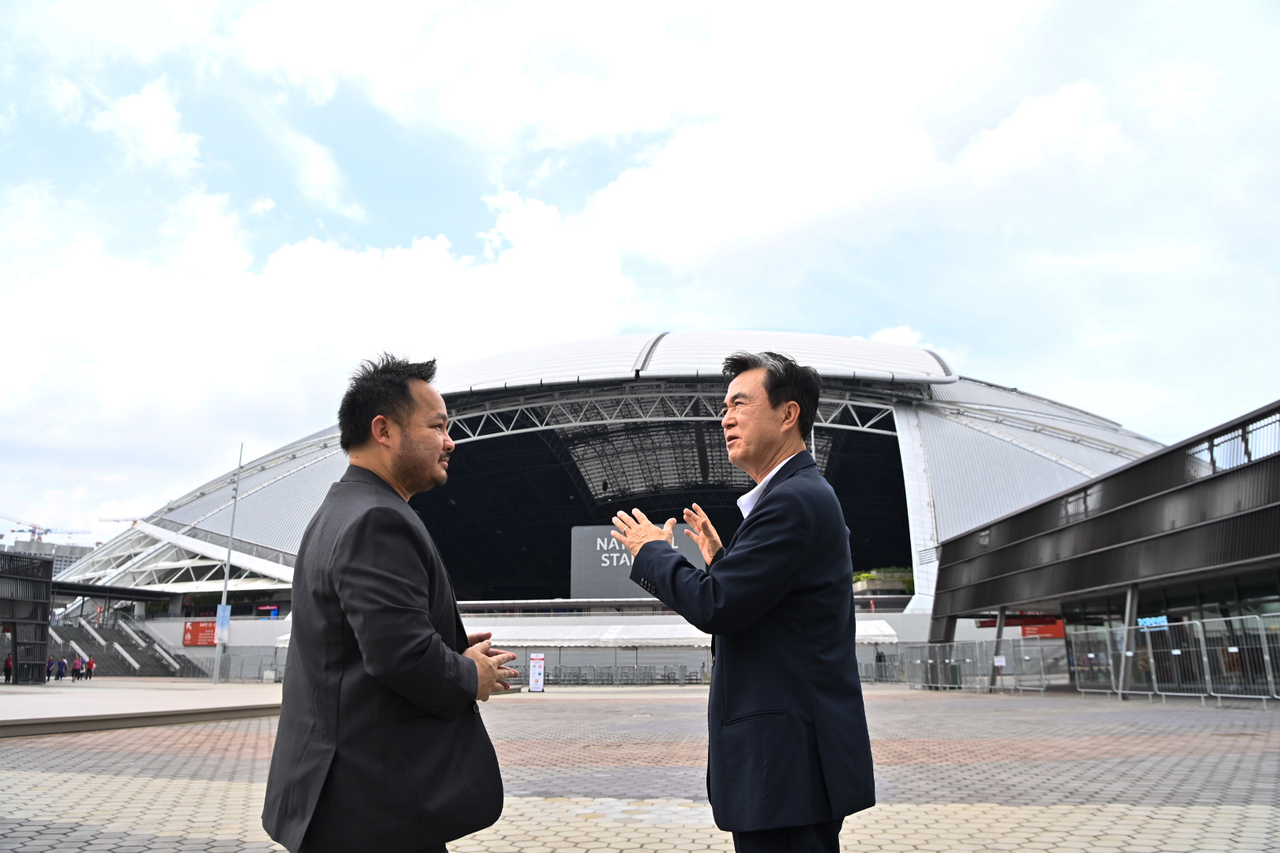 South Chungcheong Province Gov. Kim Tae-heum (right) visits the Kallang, formerly known as the Singapore Sports Hub, during his visit there on March 5. (South Chungcheong Provincial Government Office)
