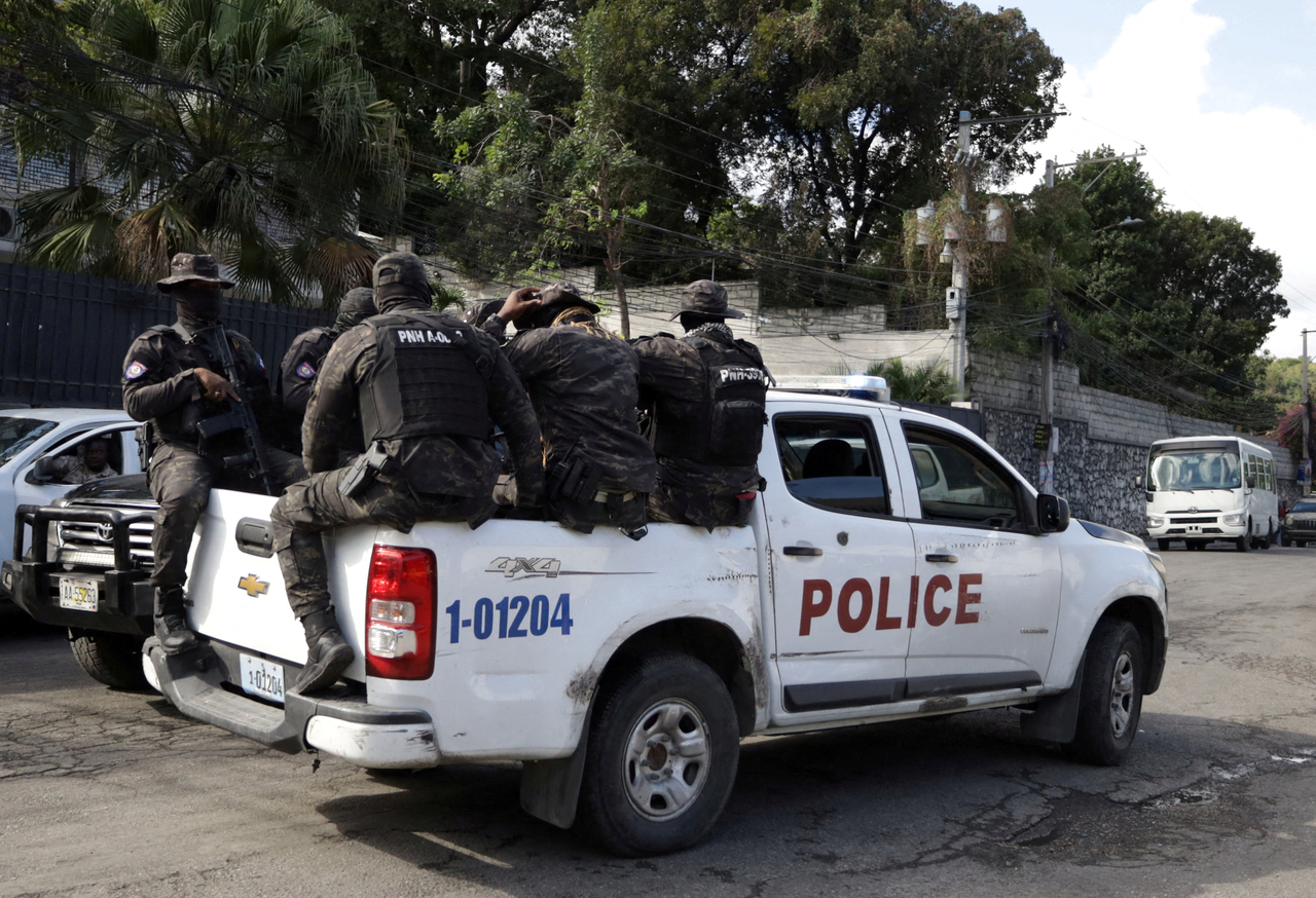 Haitian security forces partrol in Port-au-Prince, Haiti, in February. (Reuters-Yonhap)