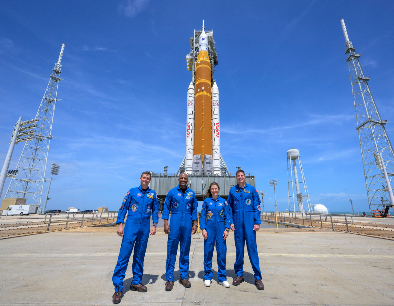 From left: NASA astronauts Reid Wiseman (commander), Victor Glover (pilot), Christina Koch (mission specialist) and CSA astronaut Jeremy Hansen (mission specialist) pose for photos in front of the Artemis II SLS rocket and Orion spacecraft, at Launch Complex 39B of NASA's Kennedy Space Center, in Cape Canaveral, Flordia, Monday.   (AP-Yonhap)