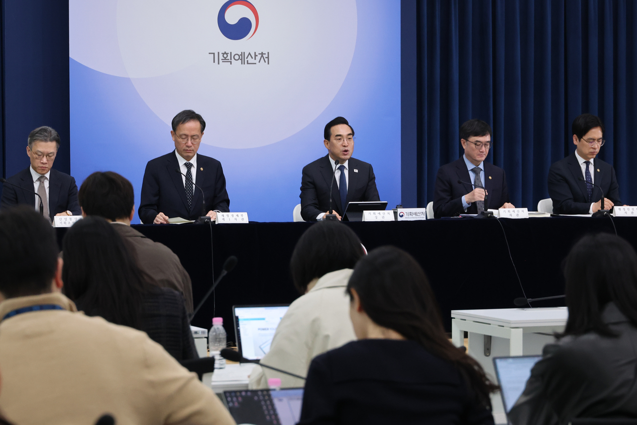 Budget Minister Park Hong-keun (third from left) speaks at a press conference held in Sejong on Tuesday. (Yonhap)