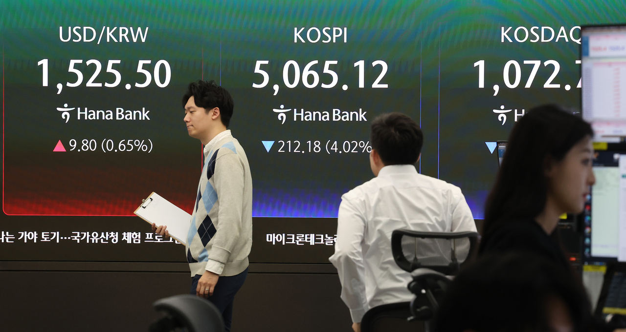 An electronic board in the dealing room of Hana Bank’s headquarters in Jung-gu, Seoul, shows the KOSPI, KOSDAQ and the won-dollar exchange rate on March 31. (Yonhap)