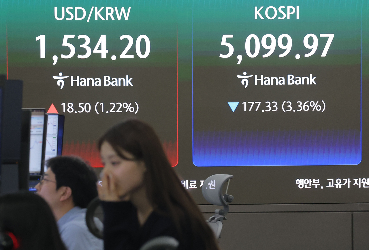 Real-time exchange rate data is displayed in the dealing room of Hana Bank’s headquarters in central Seoul on March 31. (Yonhap)
