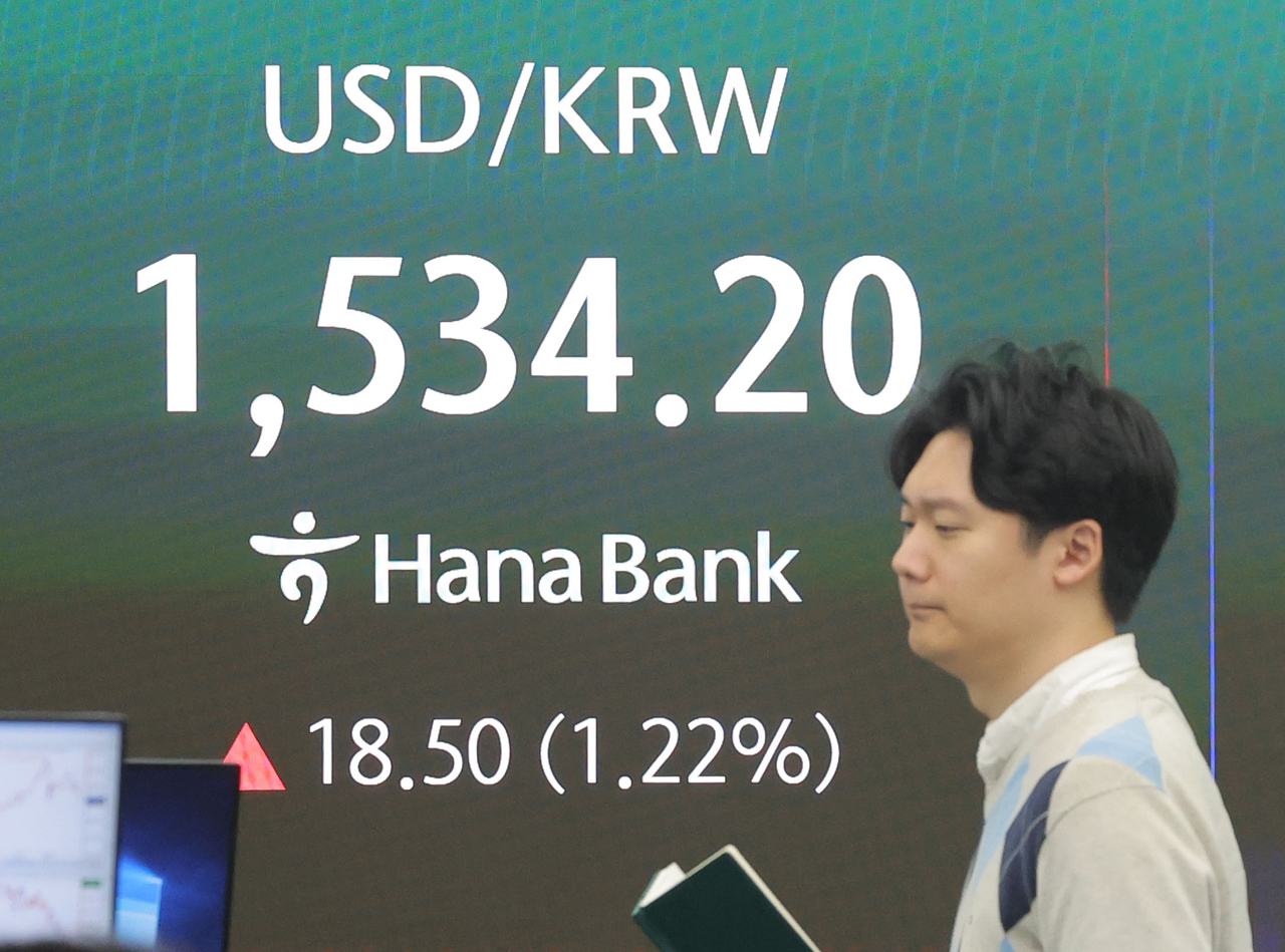 Real-time exchange rate data is displayed in the dealing room of Hana Bank’s headquarters in central Seoul on March 31, as the won-dollar exchange rate surpassed 1,530 won during intraday trading. (Yonhap)