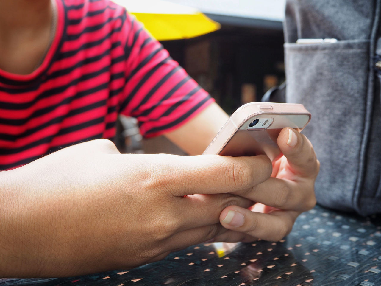 A teenager uses a smartphone. (123rf)