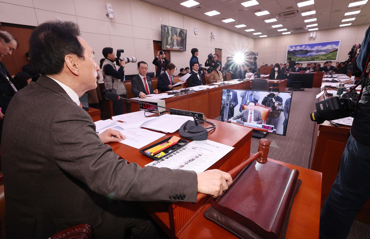 Rep. Kim Seok-ki of the People Power Party, chair of the National Assembly’s Foreign Affairs and Unification Committee, bangs the gavel to open a committee session at the National Assembly in Yeouido, Seoul, on Jan. 28. (Lee Sang-sub/The Korea Herald)