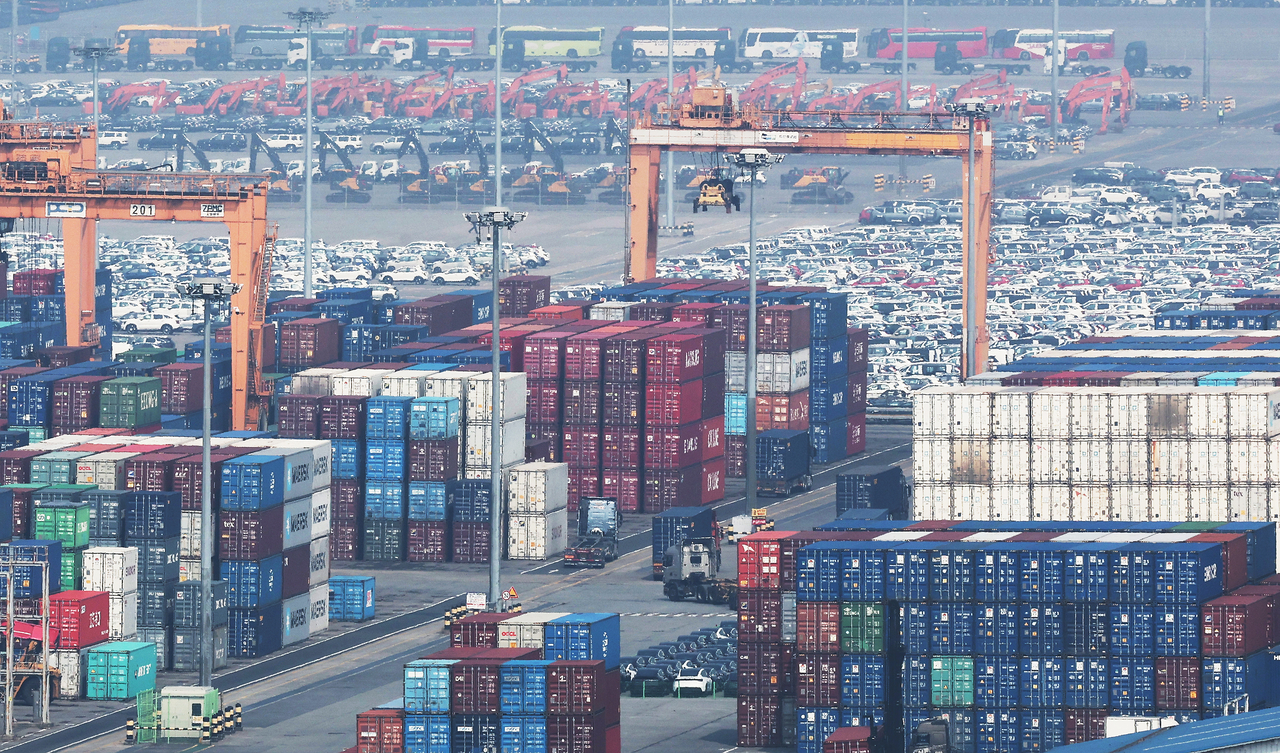 Shipping containers are stacked and automobiles parked at a port in Pyeongtaek, Gyeonggi Province, Wednesday. (Yonhap)