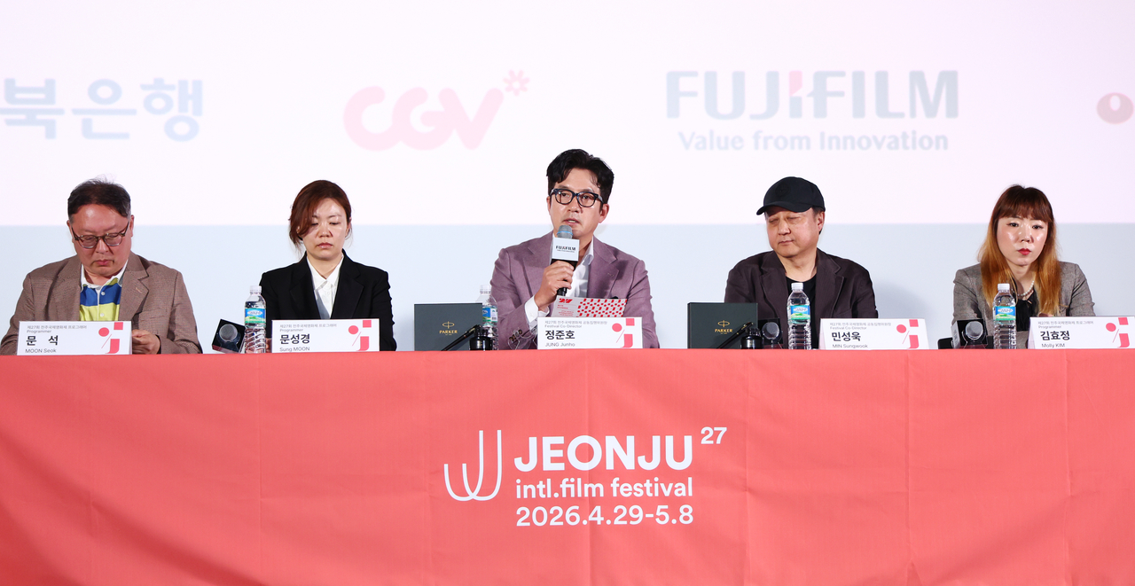 Co-chair Jung Jun-ho (center) speaks at a press conference for the 27th Jeonju International Film Festival held at CGV Yongsan in Seoul on Tuesday. (Yonhap)
