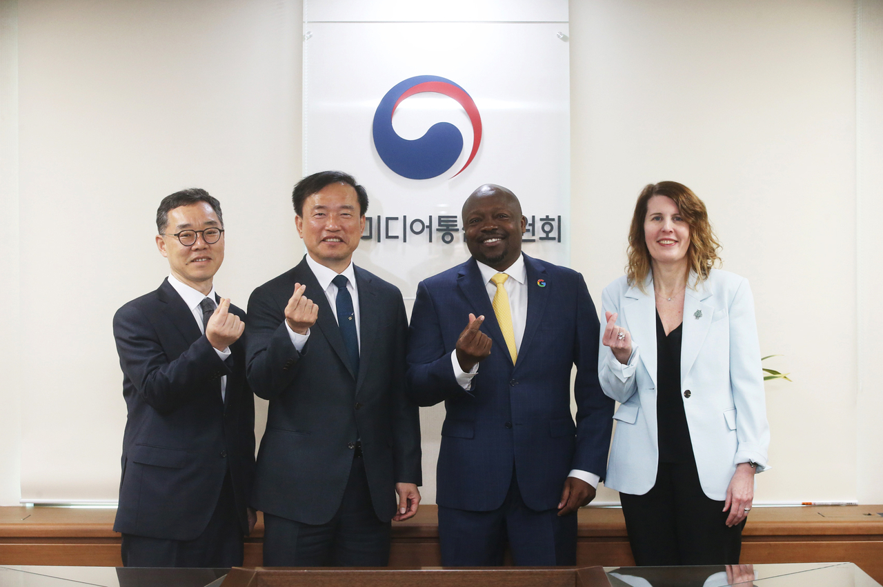 Kim Jong-cheol (third from right), chair of the Korea Media and Communications Commission, poses for a photo with Wilson White (second from right), vice president of global affairs at Google, and Kara Bailey (right), vice president of Android and Play strategy, after a meeting at the government complex in Gwacheon, Gyeonggi Province, Wednesday. (Korea Media and Communications Commission)