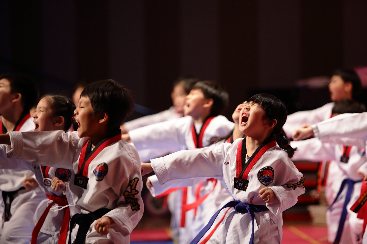Children train taekwondo at a dojang. (Korea Heritage Service)