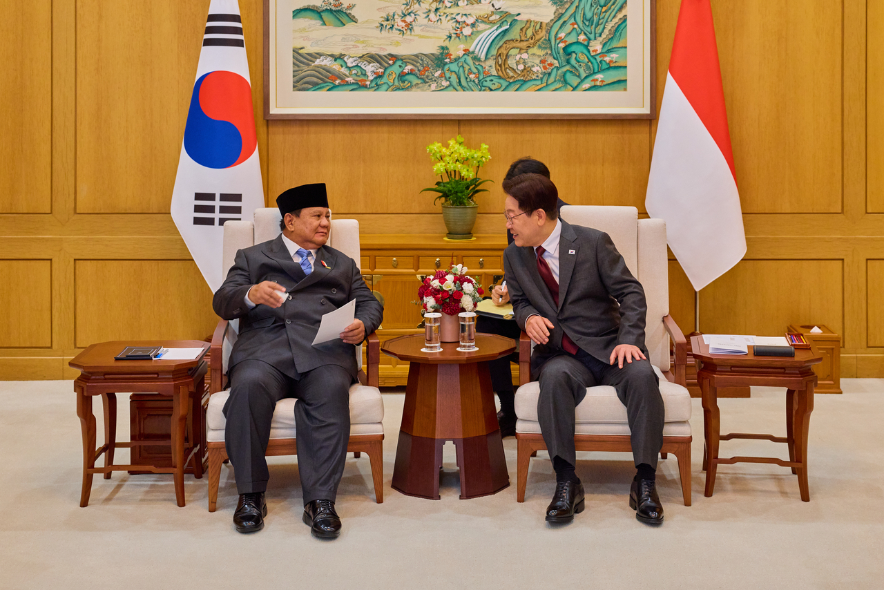 President Lee Jae Myung and Indonesian President Prabowo Subianto hold a closed-door one-on-one plus aides meeting at Cheong Wa Dae on Wenesday. (Cheong Wa Dae via Yonhap)