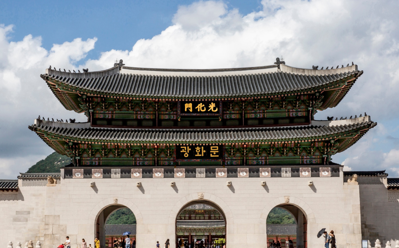 A rendered image of Gwanghwamun Gate with two signboards (National Coalition for a Hunminjeongeum-style Hangeul Signboard at Gwanghwamun)