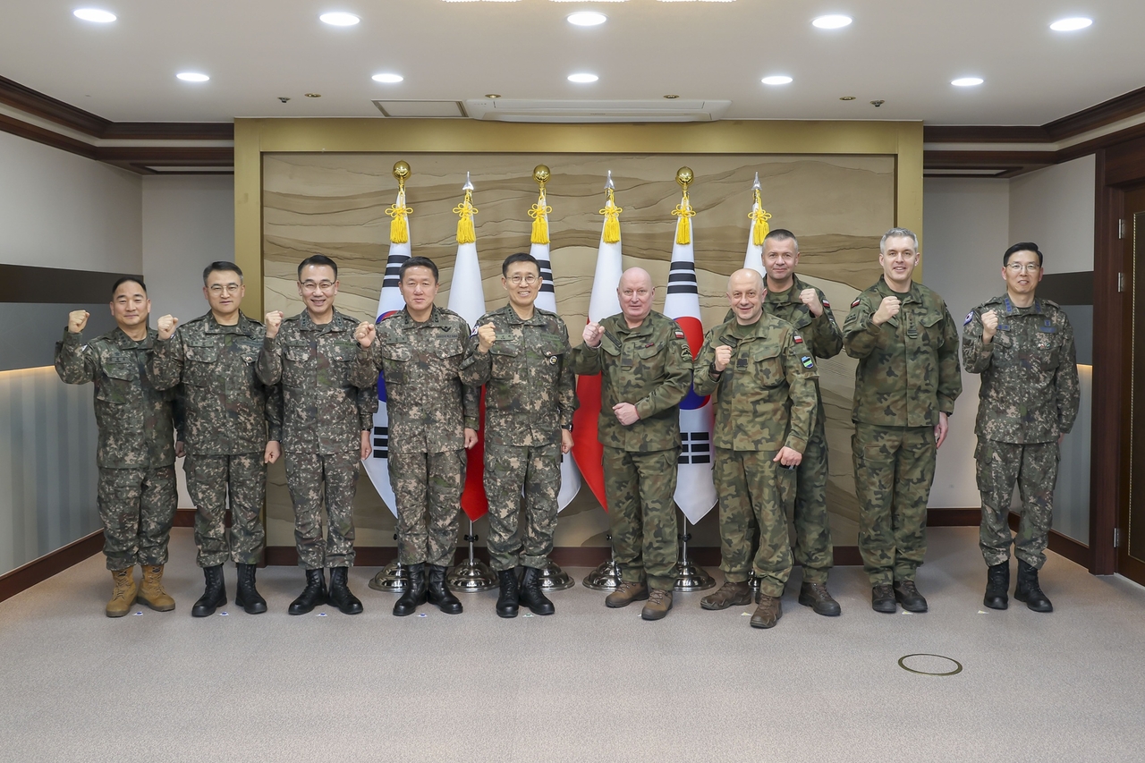 South Korean Army chief of staff Gen. Kim Gyu-ha (center left) and Lt. Gen. Marek Sokolowski (center right), commander of the Polish Army Headquarters, pose for a photo with South Korean and Polish delegation officials at the Army headquarters in Gyeryongdae, South Chungcheong Province. (Republic of Korea Army)