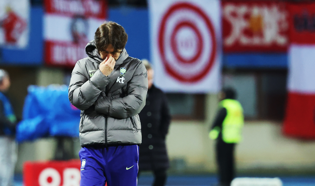 South Korea head coach Hong Myung-bo reacts to a play during a friendly football match against Austria at Ernst-Happel-Stadion in Vienna on March 31, 2026. (Yonhap)