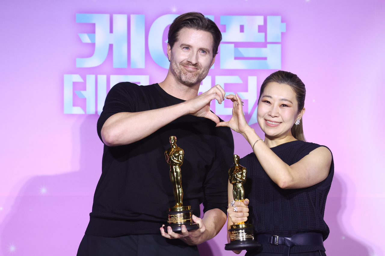 Directors Maggie Kang (right) and Chris Appelhans pose at a press conference at CGV Yongsan in Seoul on Wednesday. (Yonhap)