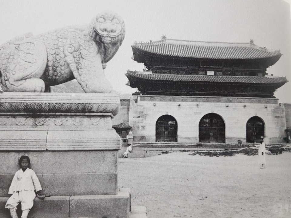 Gwanghwamun photographed in 1904, part of the Willard Dickerman Straight and Early US-Korea Diplomatic Relations collection. (Cornell University Library)
